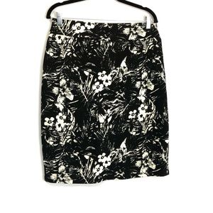 One Fashion Straight Cut Short Skirt. White black. Size XLarge. Classy